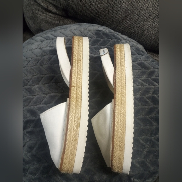Handmade White Leather Sandals - Picture 5 of 9